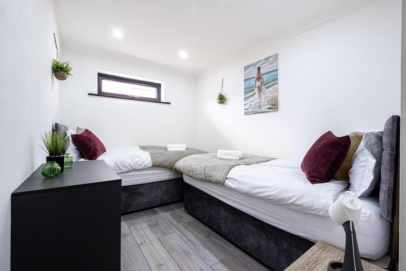 7 Guests - 4 Bedroom - Free Wi-Fi - Kettering Ngoại thất bức ảnh